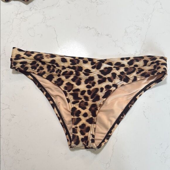 Demi’s Leopard Print Bikini Set. 3 pieces.  Size L top size Small/medium bottom. - Picture 5 of 9